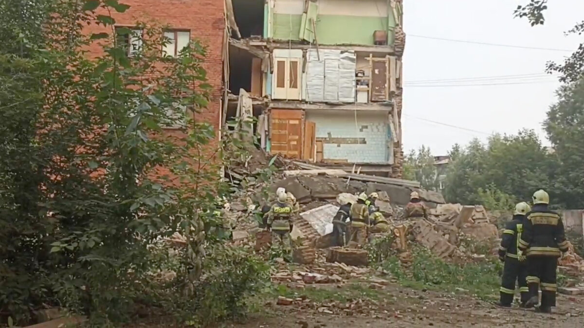 Омск обрушение дома 12 августа. Обвал дома. Обрушение многоэтажных зданий. Рухнул дом. Стена дома.