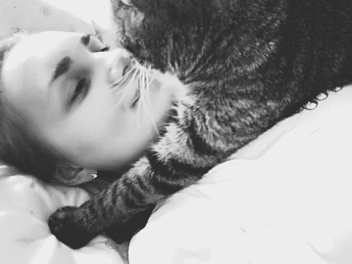 Фото автора. Наши обнимашки с Тигрулей перед сном, как часть каждодневного ритуала