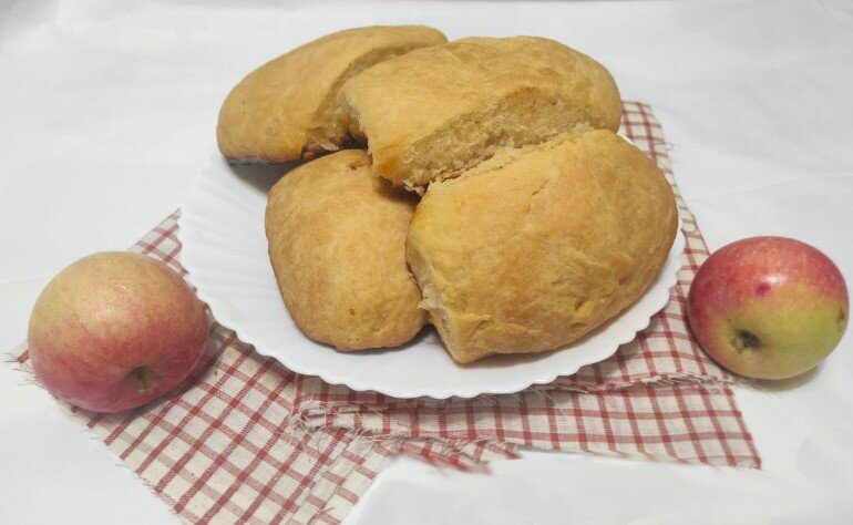 2. Пирожки из слоёного теста с яблоками и корицей
