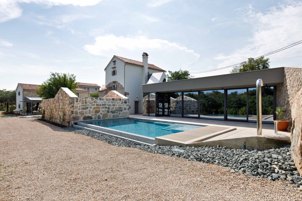 Версия Qarzite серии Realstone под камень серого оттенка