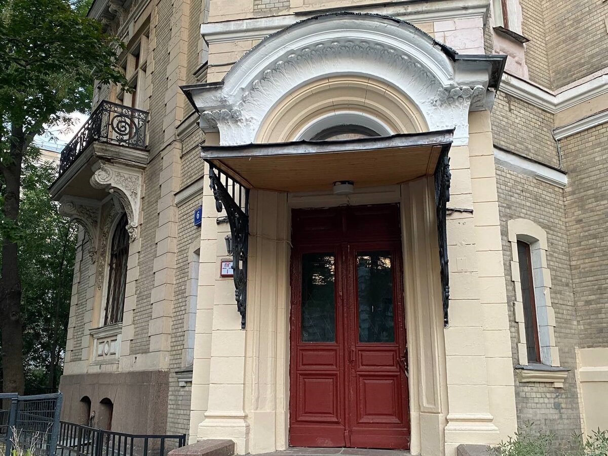 В дореволюционные годы этот дом-замок был модным местом Москвы.