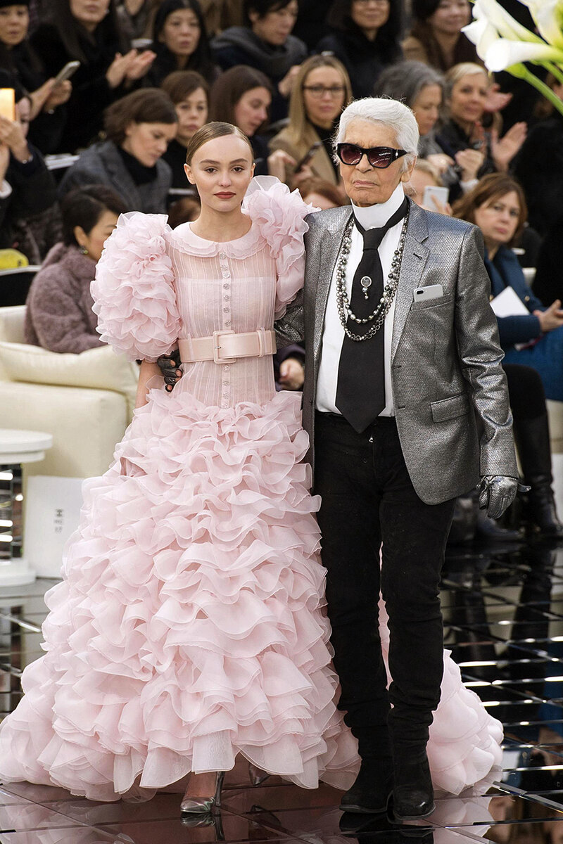    Лили-Роуз Депп и Карл Лагерфельд на показе Chanel Haute Couture весна-лето 2017LEGION-MEDIA
