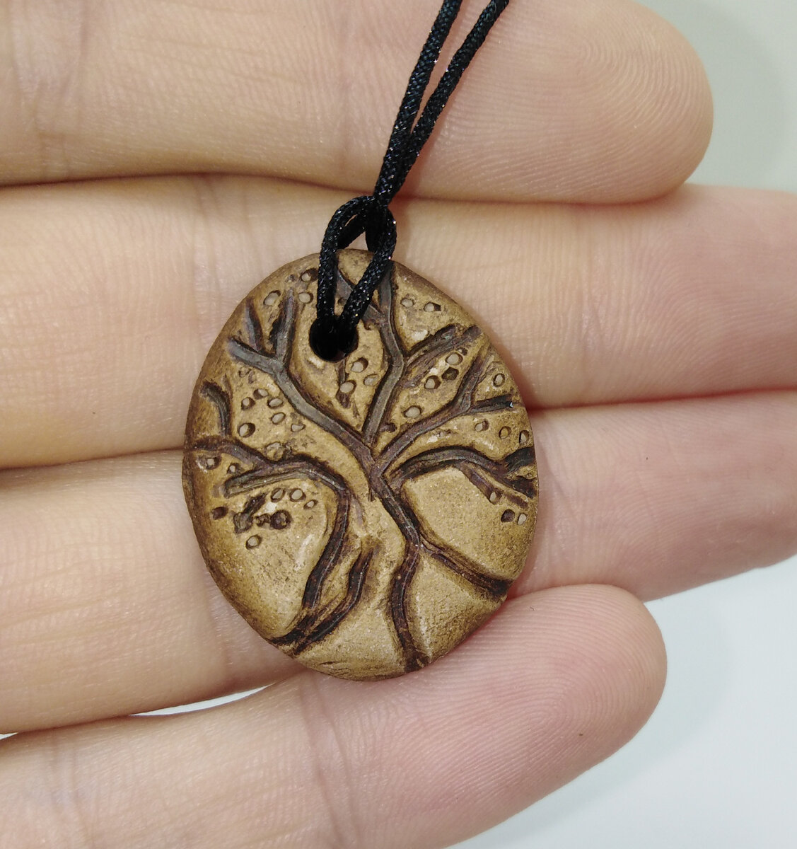 Кулон с деревом в круге - оригинальное украшение, символ единства с природой