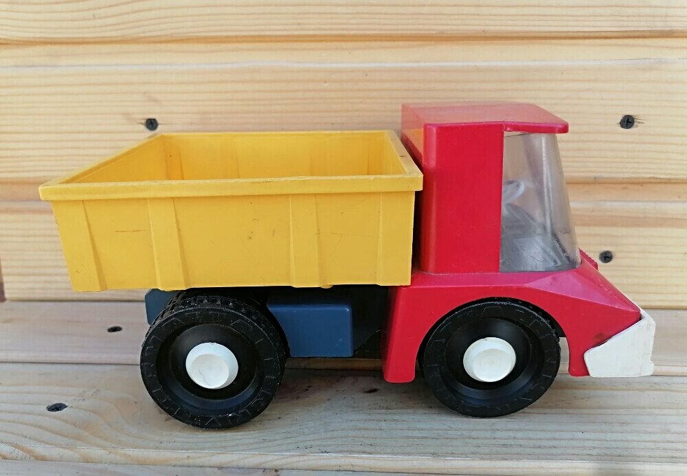 ПО "Norma", Таллин Модификации В серии пластмассовых игрушек выходили: Особенности (с незначительными изменениями такой салон использовался во всех игрушечных грузовиках, производимых заводом) 