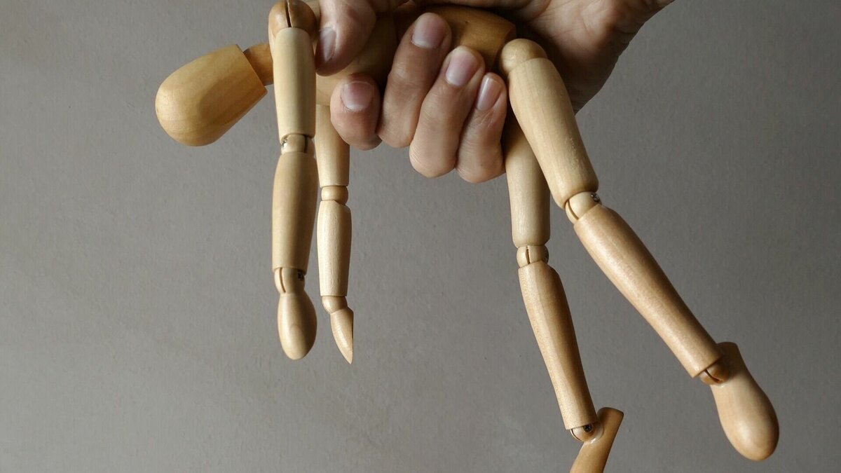     Женщина избивала мальчика, а также в буквальном смысле ставила коленями на горох.