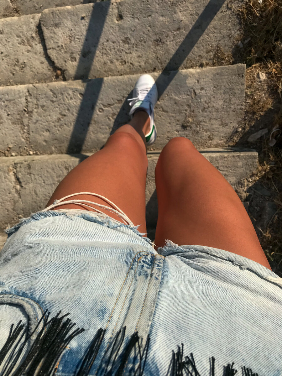 Говорить буду про свои провалы и успехи в процессе создания привычки тренироваться , сколько дней мне  понадобилось  и сколько счастья и новых сил приносит выполненная цель 

Когда я прошла свой саааамый первый спортивный марафон - 21 день ежедневных тренировок - я как вулкан извергала гормоны счастья! Я реально прыгала по комнате своей коммунальной квартиры на Петроградке и сквозь учащенное дыхание от последних выпадов говорила себе «да да даааа, я сделала это!» 
Тем более была моя радость, что получилось у меня это только с третьего раза. Два первых раза кончались провалом: первый раз я сдалась на седьмой день и второй - на десятый. 
Когда же  случился этот успешный опыт, я была так вдохновлена и довольна результатами  - что приняла решение идти дальше. И прошла еще один марафон. Потом ещё один, ещё и ещё: так прошёл год. Год ежедневных тренировок. Они просто стали привычкой. 
Не через 21 день, и не через 42, и даже не через 63, мне потребовалось 100 дней, что бы настал  тот самый момент! Момент,  когда «не сделать» - это не комфортно, «не сделать» - это сложнее, чем сделать. Представляете? Это оказалось возможно! 
И именно те самые ПЕРВЫЕ 21 день - дали мне очень много и главное веру в то, что я могу быть дисциплинированной и могу победить свои слабости. Я сильнее. Для меня именно эти первые 21 день  были самыми сложными и самыми важными в этом пути. 

Так тренировки, которые давались мне так тяжело вначале, что я дважды бросала  и казалось,  что «ну никогда в жизни я не смогу к ним привыкнуть» однажды уверенно стали частью моей жизни. 

Это и есть моя цель сейчас - вернуть тренировки в категорию привычек. Тренируюсь уже где то 45 дней, еще ~ 55 и я у цели🤪 

У кого есть любимые привычки? Сколько вырабатывали? Поделитесь, может есть пути быстрее чем мой 😁🙈🫶