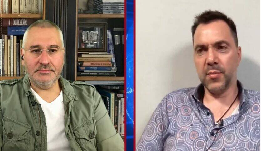 Арестович лайв. Арестович у Фейгина. Фейгин и Арестович состаренные. Фейгин Арестович последнее. Майка Фейгин Арестович.