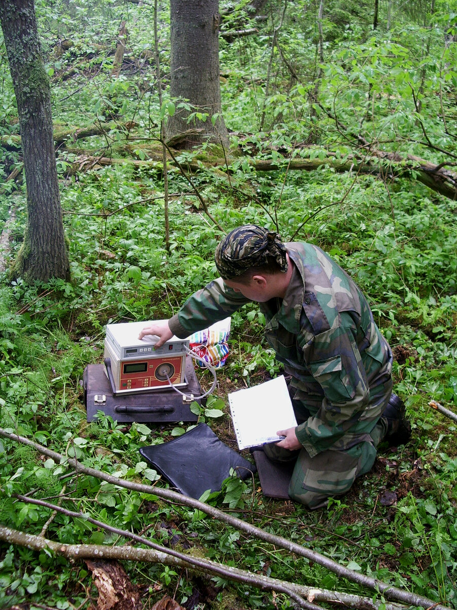 Измерение уровня радона автором на одном из участков.