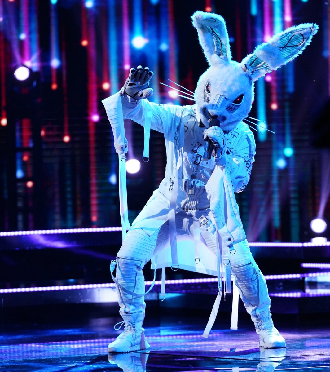 Шоу версия. The masked Singer кролик. The masked Singer the Rabbit Joey Fatone. Шоу маска Зайка. Mask Singer Rabbit.