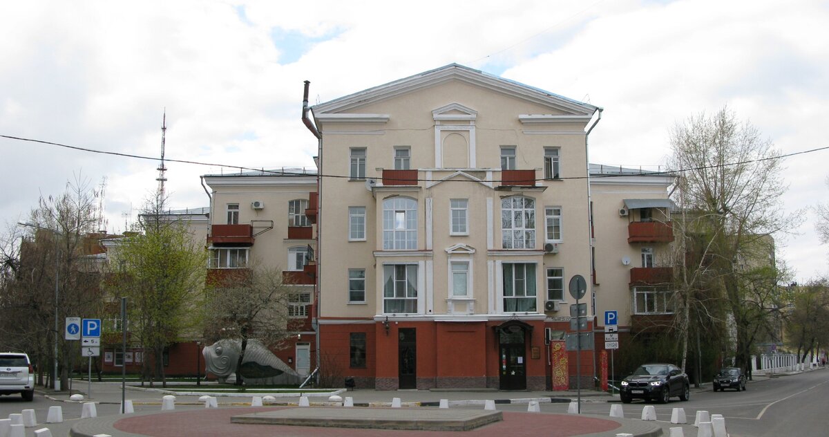 Главный фасад. Здесь находится ресторан "Гармошка" с меню из старорусских блюд.