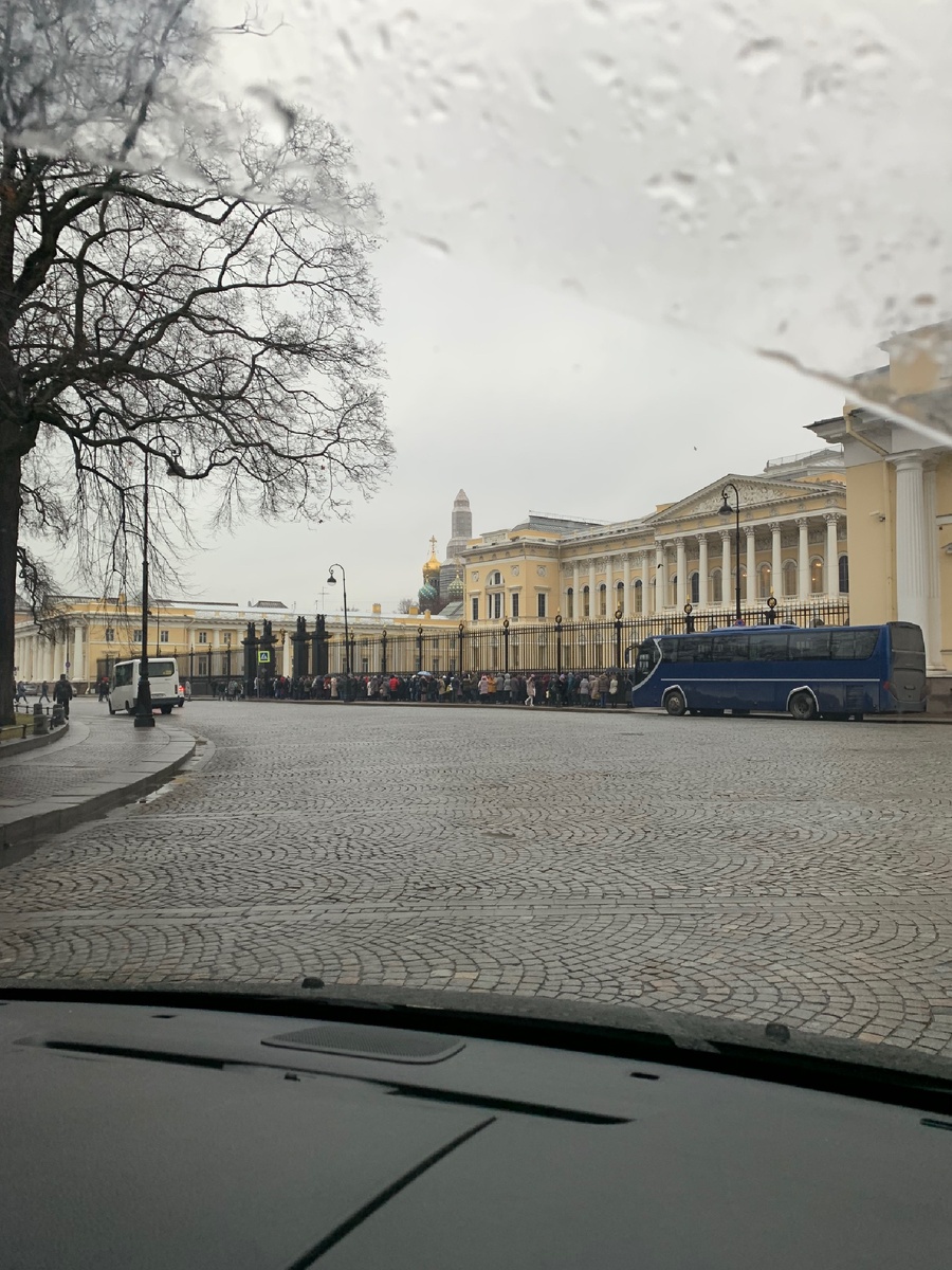 очередь на вход в Русский музей. Кстати, на площади есть платная парковка. Но лучше посещать музей с утра. 