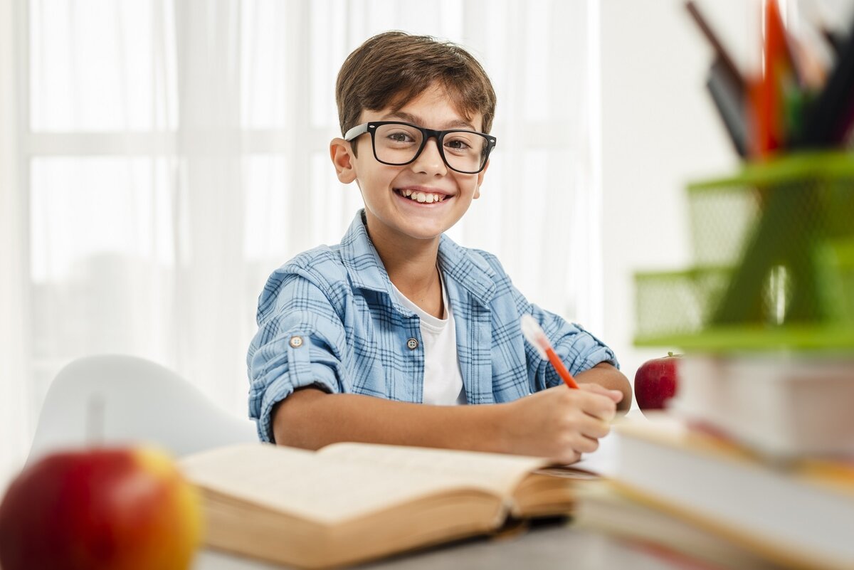 Child study. Довольный школьник. Школьник подросток довольный.