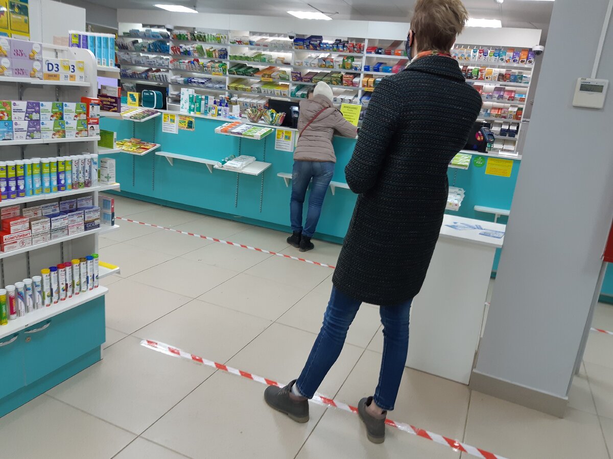В аптеке "Планета Здоровья" . В аптеках и магазинах примерно через 5-7 дней самоизоляции появилась разметка, а сейчас постепенно устанавливают еще и различные защитные экраны.