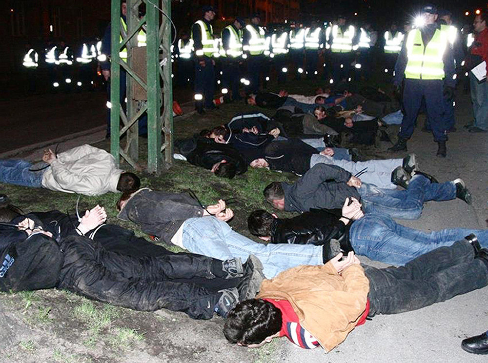 26 апреля 2007 года противники решения правительства Андруса Ансипа о переносе из центра Таллинна памятника советским воинам, погибшим во время Второй мировой войны, собрались на холме Тынисмяги.-2