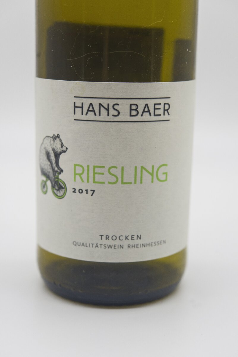 Вино hans baer riesling. Вино Ханс Баер Рислинг. Ханс Байер вино белое. Вино Ханс Баер Рислинг белое. Hans Baer вино белое.