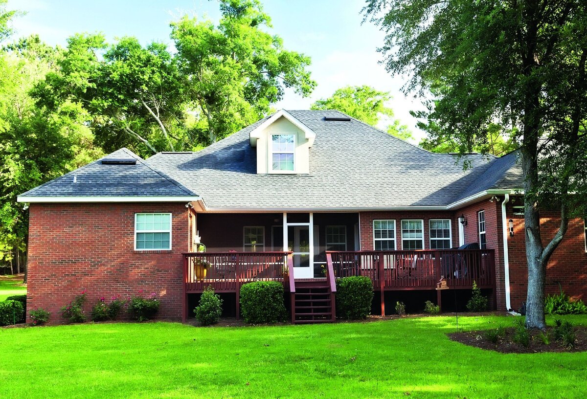 Терраса, расположенная в нише по фасаду. Свесы крыши почти не закрывают ее от солнца - придется пристраивать навес.