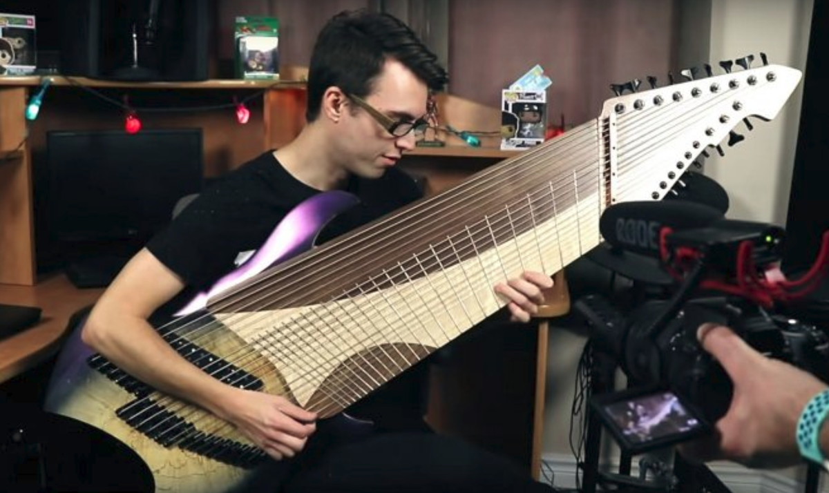 Музыкант Стив Терриберри со своей 20-струнной гитарой Djent 20