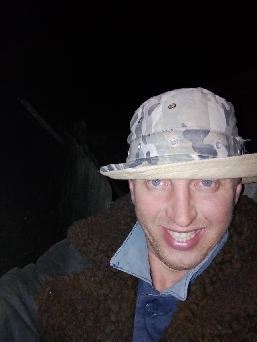 Я в час ночи стою в карауле, чтобы нас не подожгли ! До 4. А после жена! 