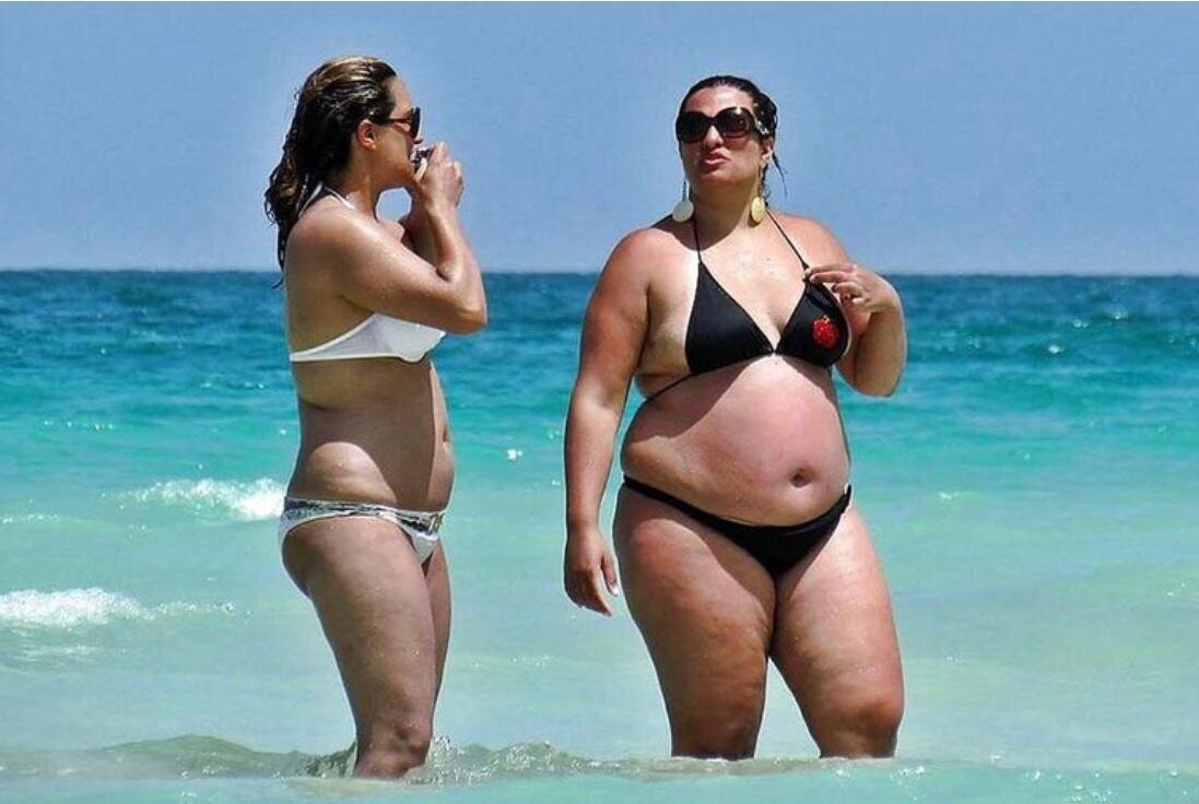 пухлая на пляже. пухлая на пляже. толстые женщины в мини купальниках. реклама купальников. пухлая на пляже.