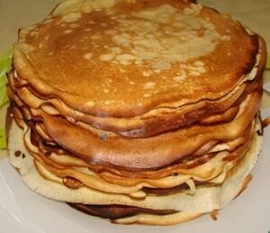     Как правило, у каждой хозяйки есть свой любимый рецепт приготовления блинчиков. Вы можете испечь блины по своему рецепту, это никак не повлияет на изумительный вкус блюда. Ну а те, кто своего рецепта не имеет, следуйте следующим указаниям. Хорошо перемешайте венчиком или миксером, молоко с яйцами, так, чтобы не оставалось комочков, Добавьте соль и сахар. Затем постепенно добавляйте муку и перемешивайте. Потом при помощи половника выливайте тесто на сковороду и обжаривайте с обеих сторон. Набирайте тесто в половник примерно до половины, чтобы блины получились тоненькими.    