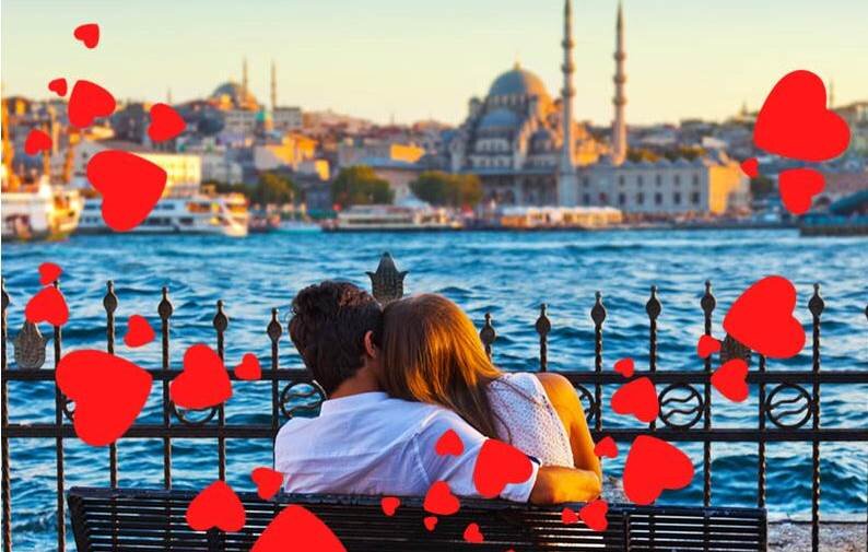 Один день в стамбуле спб. Влюбленные в Стамбуле. Стамбул день влюбленных. Парочка влюбленных в Стамбуле. Стамбул романтика.
