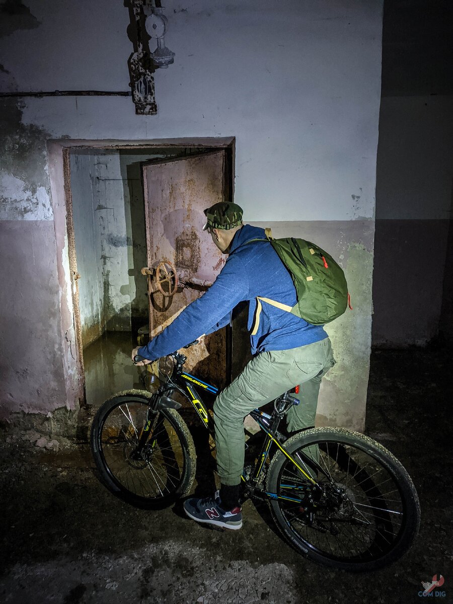 Катался на велосипеде и нашел заваленый ветками вход в заброшенное бомбоубежище. Показываю, что было внутри