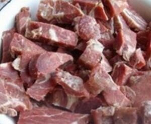     Баранину хорошо промыть под водой, затем нарезать на желаемые кусочки. Лук очистите от шелухи, промойте под холодной водой, а потом нарежьте кольцами или полукольцами. Яблоко также хорошо обмойте и очистите от кожуры, затем нарежьте его тонкими дольками. Базилик, если он свежий, мелко измельчите. Грецкий орех мелко истолките, практически в порошок.   