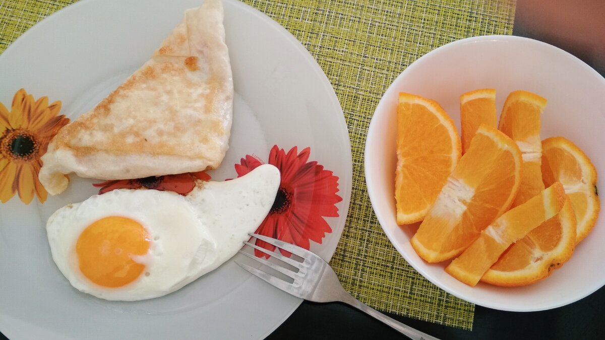 Конвертик из лаваша, глазунья и апельсин