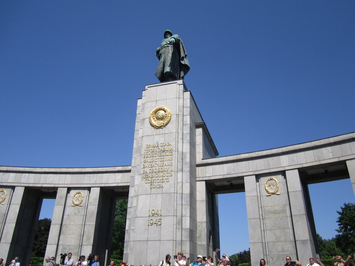 Мемориал советским воинам в Берлине