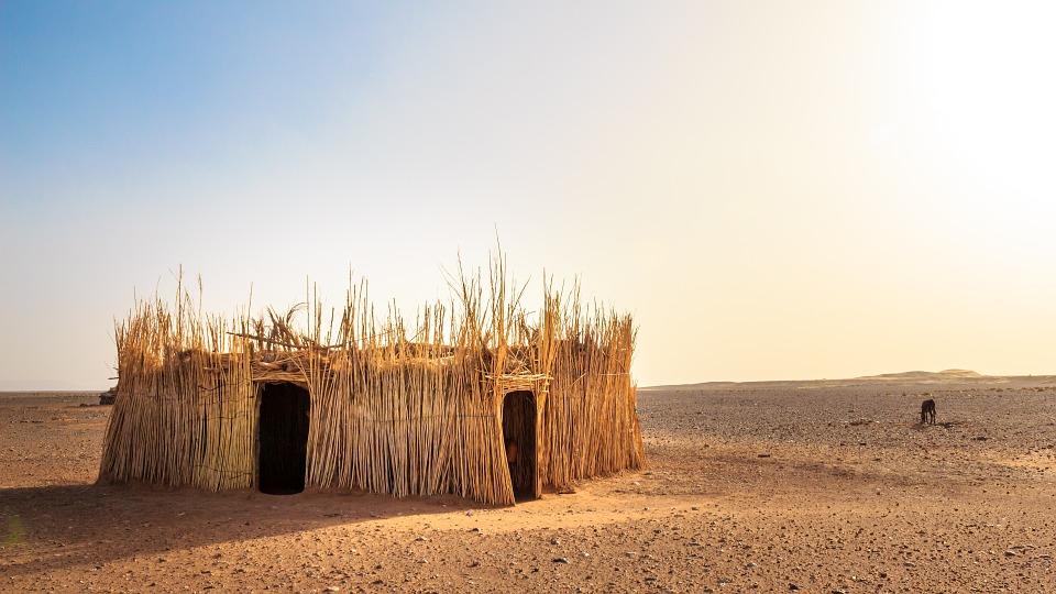 https://pixabay.com/photos/hut-desert-africa-dry-sand-arid-945496/