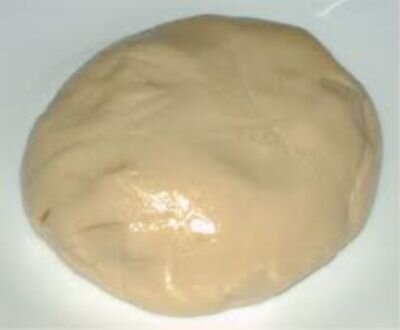     Нам нужно растопленное сливочное масло, поэтом кладем его в отдельную посуду и ставим на огонь. Как только растопится – снимаем с огня и даем полностью остыть.  Берем еще одну посудину, разбиваем туда 2 яйца, всыпаем дрожжи и вливаем растопленное масло (оставим 1/5 часть на смазывание противня и теста). Перемешиваем и потихоньку всыпаем муку, солим и замешиваем тесто. Оно не должно быть жидким, то есть его нужно хорошо вымесить. Как только вымесили – отставляем посуду с тестом в сторону, накрываем полотенцем и оставляем на полчаса.   