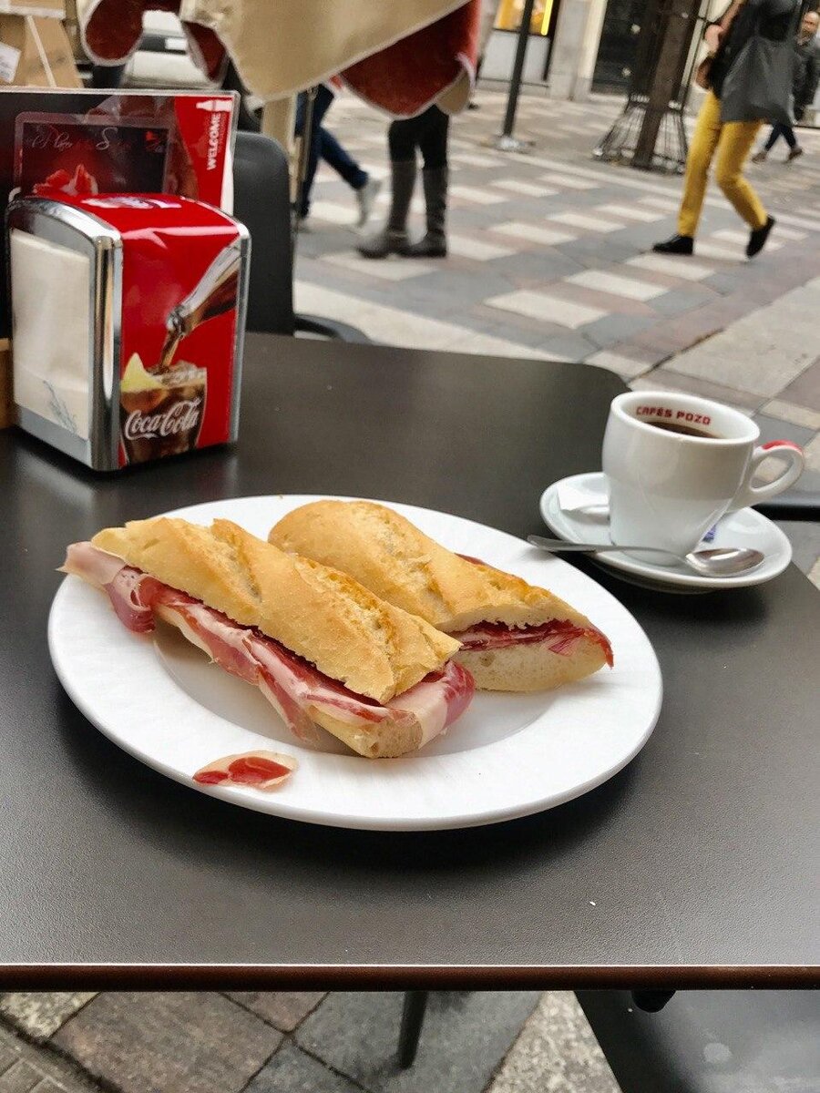 Ароматный испанский кофе и еще более ароматный багет с хамоном - залог моего идеального утра.  