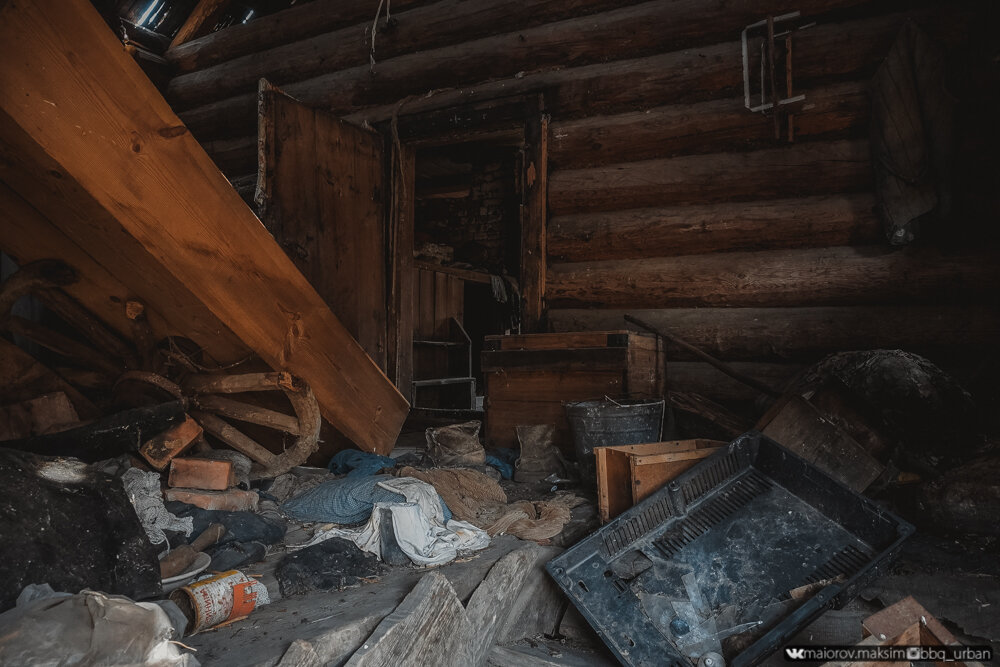 Зашел в брошенный деревенский дом. В прихожей меня ждал гроб, почти все вещи были на своих местах