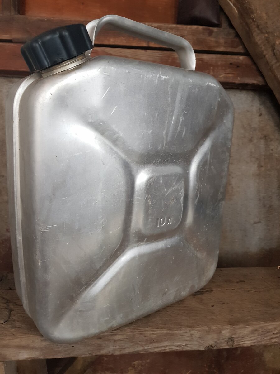 Вот так выпрямились бока канистры. Даже немного передержал, полуколобок получился