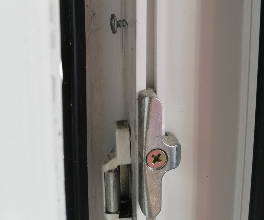 Саморез с широкой шляпкой впрофиль с открытой дверьюся конструкция