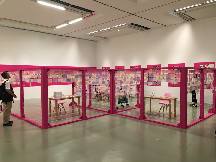  Моника Майер, The Clothesline , 2019, совместная установка, вид установки. Предоставлено: Нагойский городской художественный музей, Нагоя; фотография: Эндрю Меркл 