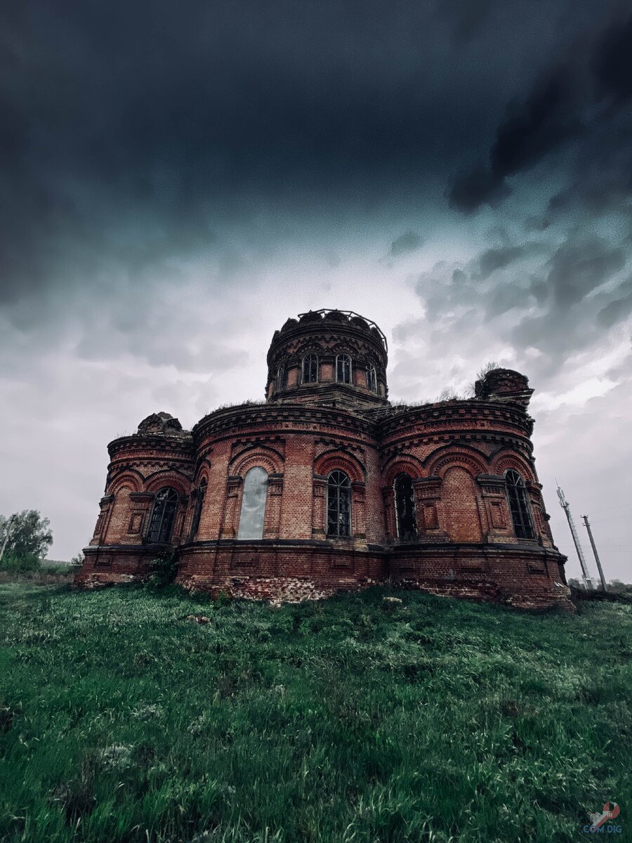 Нашли разрушенный храм невероятной красоты! Заколочены двери, а на окнах решетки. Но мы смогли попасть внутрь