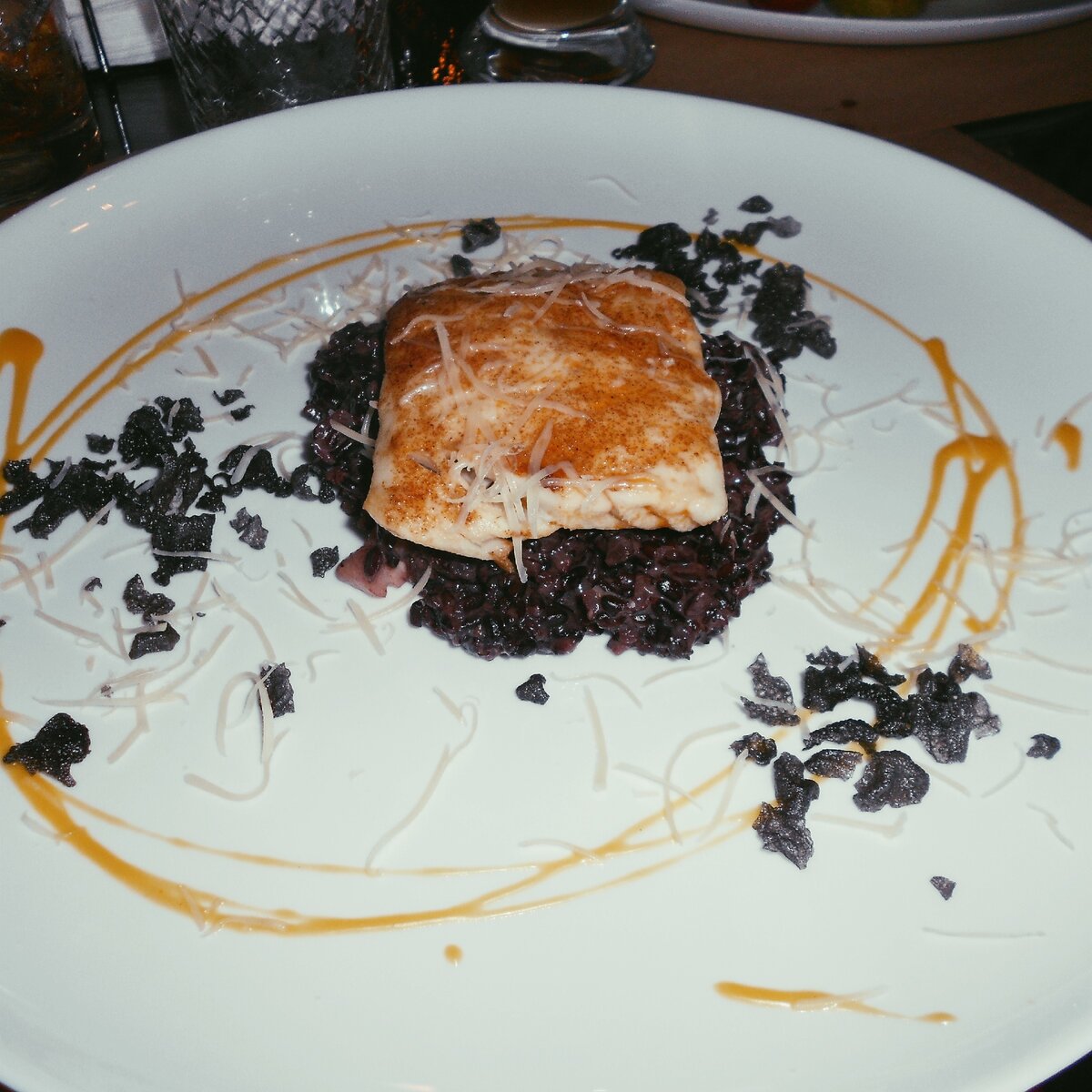 Треска с рисом "венере" и маслом маракуйи