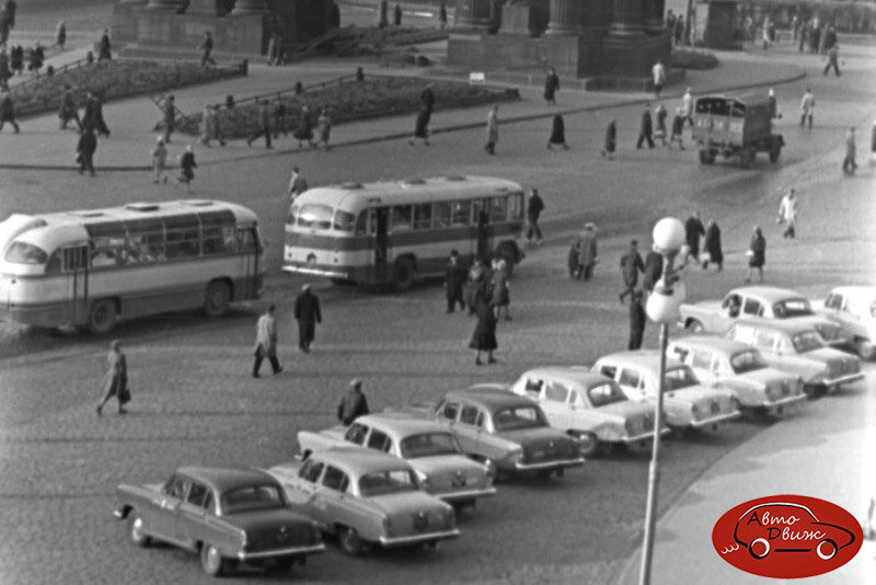 Стоянка такси у Нарвских Триумфальных ворот, 1964 г. ЗИЛ-158, ЛАЗ-695Б и, конечно же, «Волги»