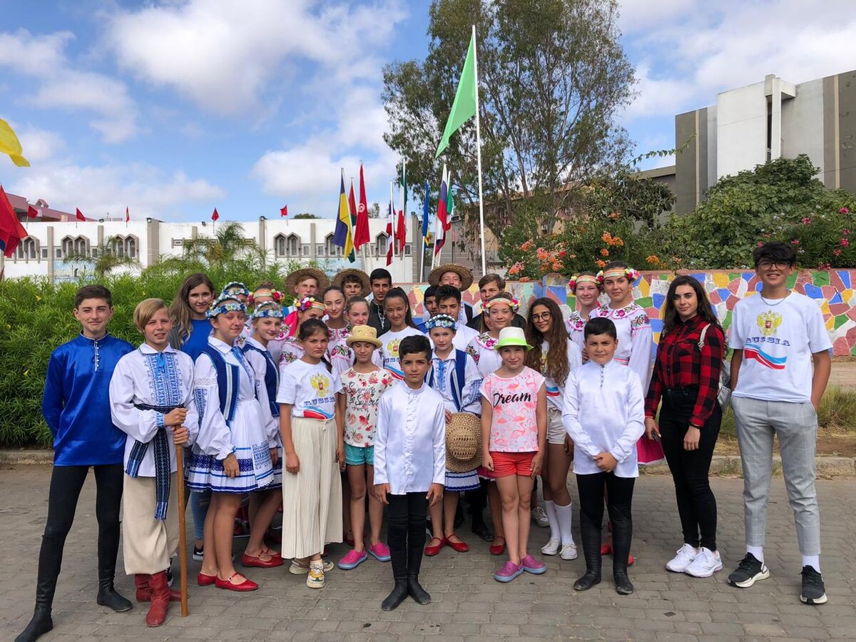 С украинской командой на фоне студенческого городка