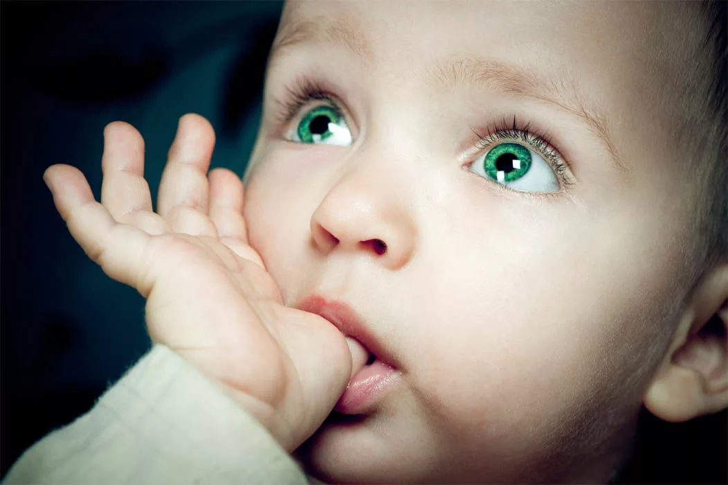 Ребенок с большим ртом. Ребенок с пальцем во рту. Сосание пальца. Сосание пальца у детей. Дети с пал цем во рту.