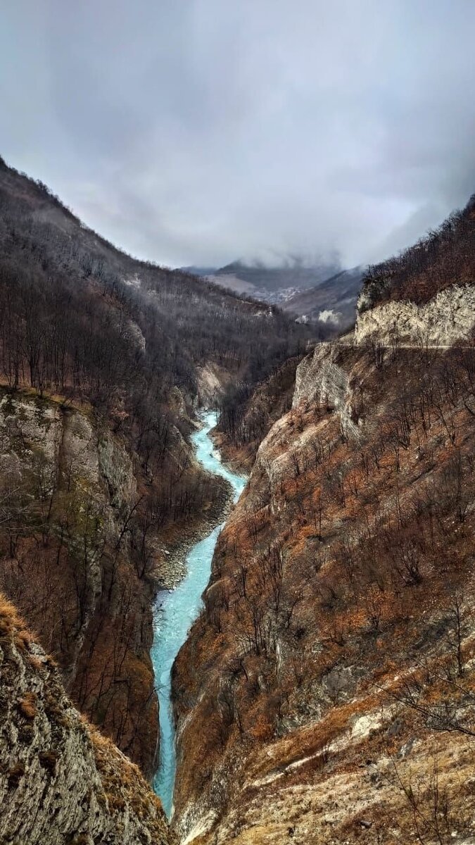   Привет! Я Чеченскаяая республика без стереотипов и скучных экскурсий. Я та Чечня, в которой живут и работают люди, где молодежь открывает интересные заведения для молодежи. 🙏 Познакомься с традициями и кухней вайнахов, поговорим о красоте кавказской природы.Познакомимся?