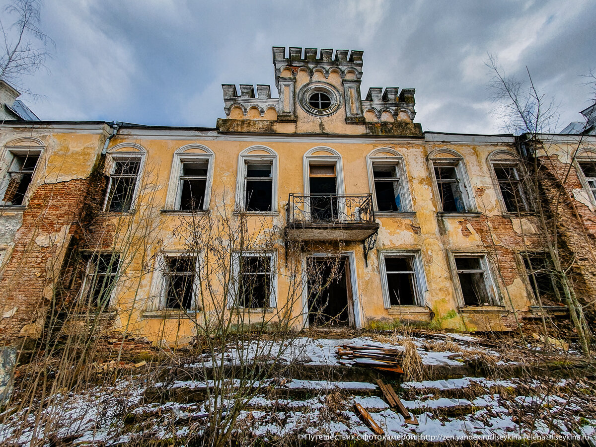 Заброшенная усадьба. Зашла внутрь, а там блестящий потолок