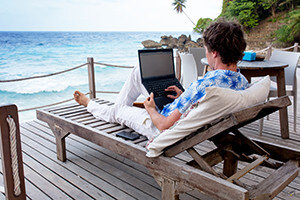 Первой организацией подобного типа принято считать «A. W. Jones & Со» – фонд Альфреда Джонса, созданный в 1949 году. Альфред управлял своими деньгами и средствами своих друзей, а в качестве вознаграждения брал 20% от полученного дохода. Изначальной целью было всего лишь получение прибыли достаточной для того чтобы свободно безбедно жить и заниматься любимыми делами не тратя большую часть времени на нелюбимую работу.