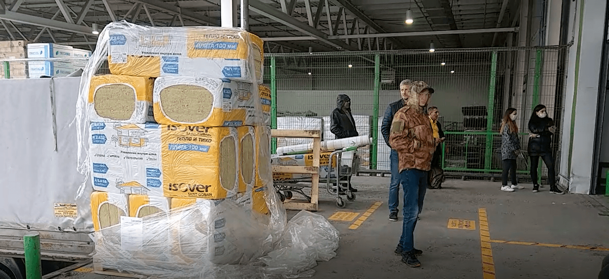 Так выглядят торговля крупных гипермаркетов в период самоизоляции: люди пристально вглядываются в огромное чрево пустого гипермаркета, когда им вынесут, вывезут товар.