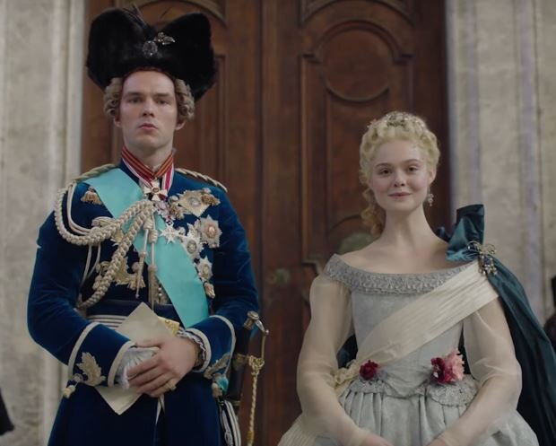 Эль Фаннинг и Николас Холт в сериале "Великая"