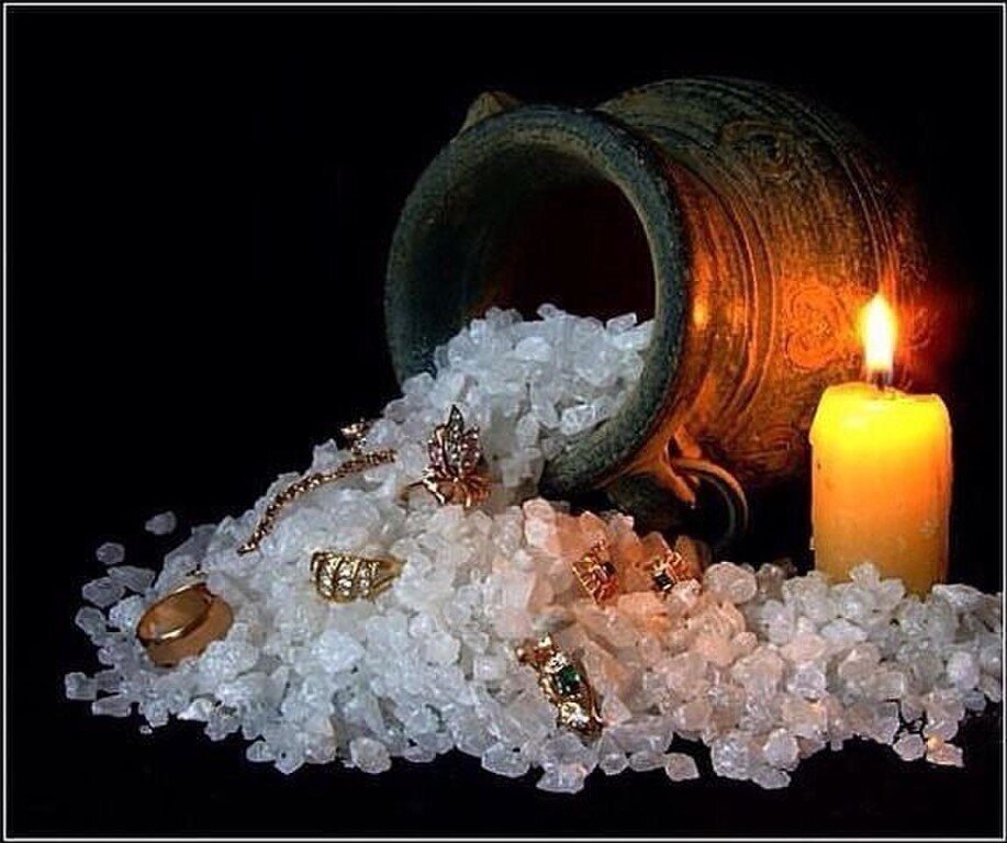 Соль под кровать для снятия негатива. Как посыпать солью от сглаза и зла. Соляная вода для очистки кишечника. Чистка квартиры соляной столб. Соляная чистка.