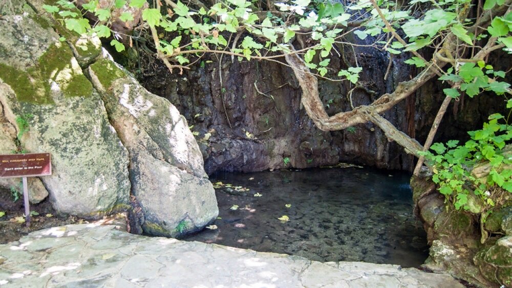 Ванна Афродиты. Ширина входа около дух метров.