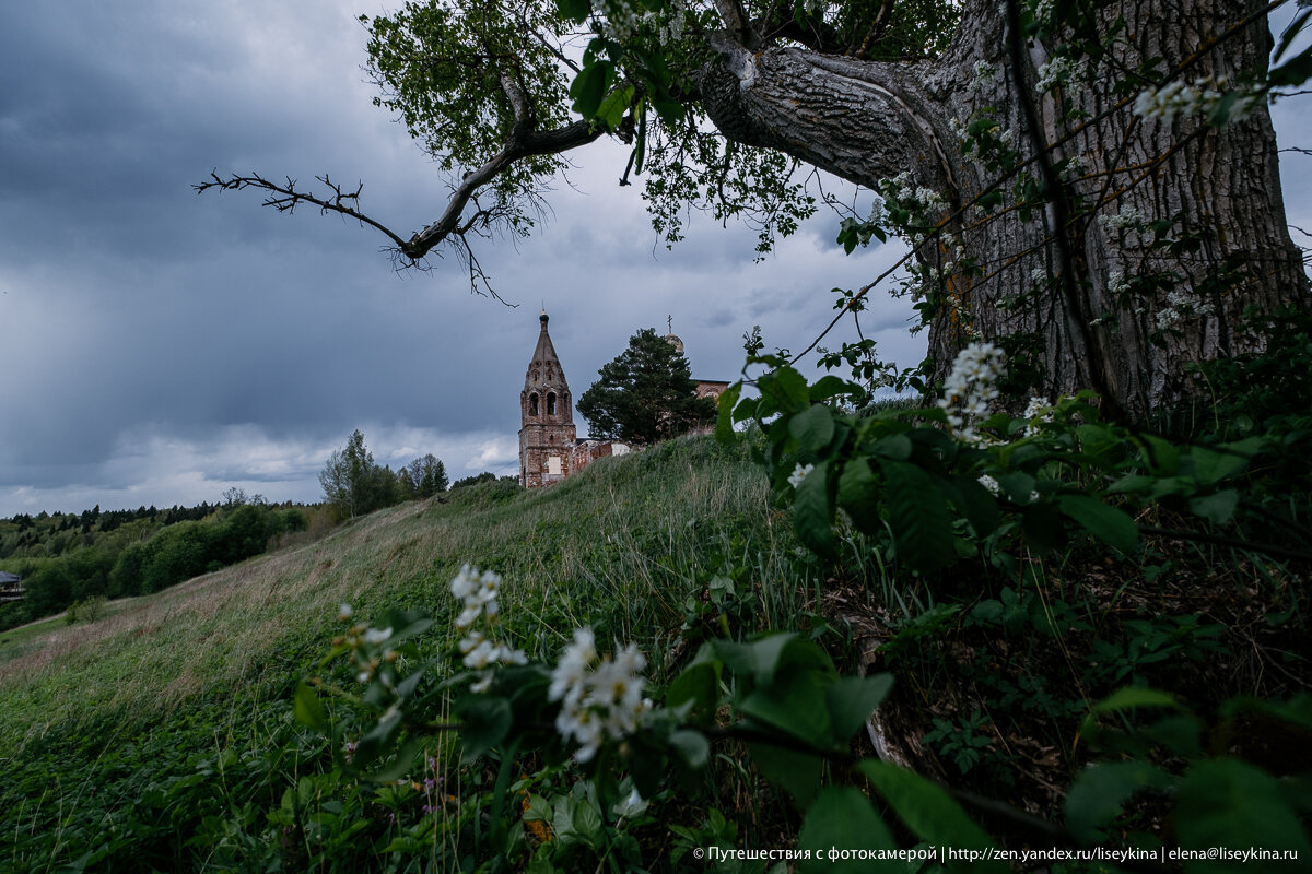 Заброшенный храм и старые могильные камни на вершине холма - все что осталось от села Нехорошево