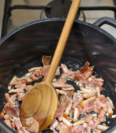 Бекон нарезать тонкой соломкой . Чеснок очистить и потереть на тёрке,
Зелень вымыть и мелко порубить.
В глубокой сковороде или сотейнике обжарить, на среднем огне, бекон, около 2 минут, чтобы только вытопился жир.
Добавить чеснок и обжарить еще 2 минуты.